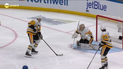 PIT@NYI: Barzal scores goal against Stuart Skinner