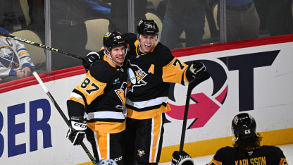 Penguinsin Crosby ja Malkin merkkipaaluille