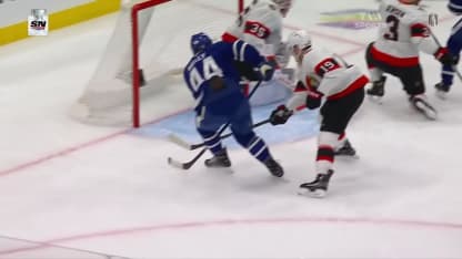 Rielly complète la passe de Nylander