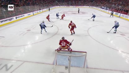 VAN@CGY: Hoglander scores goal against Dustin Wolf