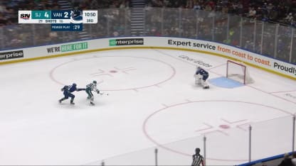 Demko effectue un bel arrêt contre Goodrow