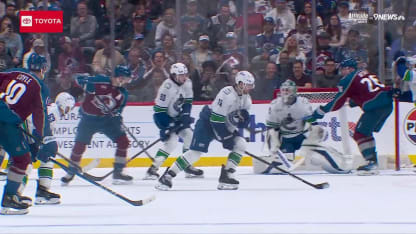 Toews redirige le tir de Coyle