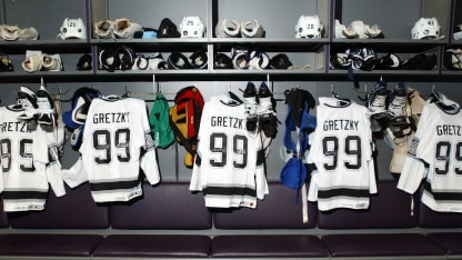 Wayne-Gretzky-Jersey-Retirement-LA-Kings-99-Locker-Room