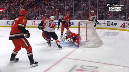 Dostal vole Hathaway à bout portant