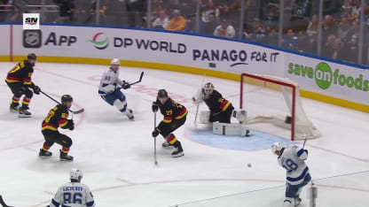 TBL@VAN: Lankinen with a great save against Brandon Hagel