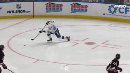 Une passe parfaite de Hagel à Kucherov