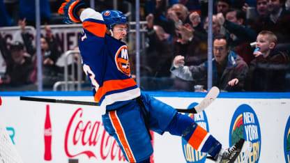 Beau tir du revers de Barzal