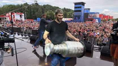 Ovechkin ist mit dem Stanley Cup in Moskau