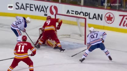 McDavid glisse le disque derrière Wolf