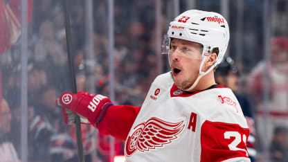 Raymond slår in pucken på volley