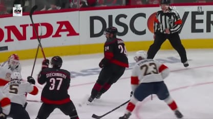 Jarvis soulève et bat Bobrovsky