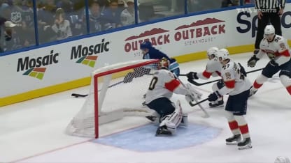 Cernak marque en contournant le filet