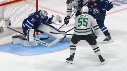 Hellebuyck sort la mitaine devant Harley
