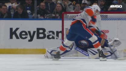 NYI@BUF: Luukkonen with a great save against Anders Lee