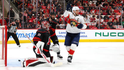 En español: Barkov castiga en Power Play