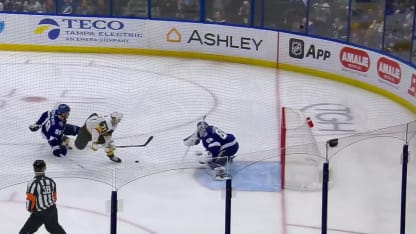Karlsson s'échappe et marque