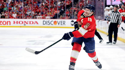 Florida Panthers Power Forward Matthew Tkachuk skatet wieder