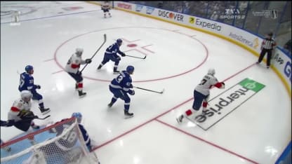 Barkov fait dévier le tir de Forsling