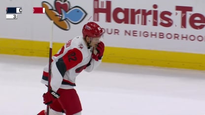 Kotkaniemi sivaltaa kiekon reppuun