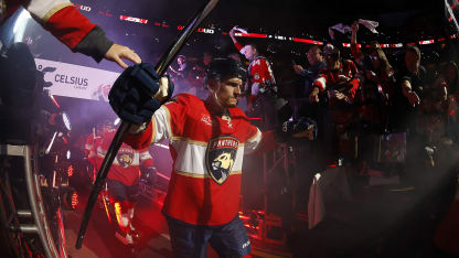 Nico Sturm exklusiv ueber Faceoffs Reisen Barkov und den Platz in der Kabine