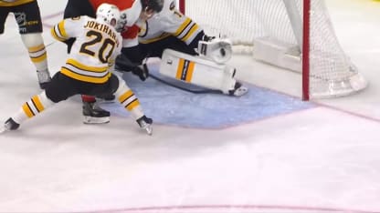 Swayman se dresse devant Dvorak