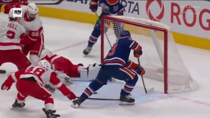 Skinner saute sur la rondelle libre