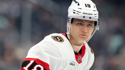 Tim Stuetzle muss von Senators-Trainer Travis Green gebremst werden