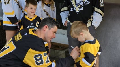 Crosby visite des partisans pour leur remettre leurs abonnements de saison