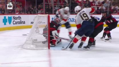 Tkachuk double l'avance du demi-cercle