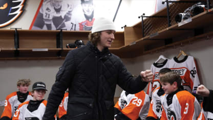 Zegras Meets with Quebec Peewee team