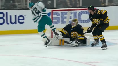 Eklund batea el disco hacia la red