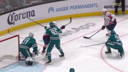 Van Riemsdyk marque depuis l'arrière du filet
