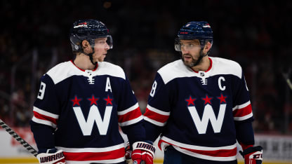 Nicklas Bäckström backar upp Alex Ovechkin på plats