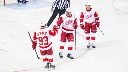 Passe parfaite de Kane à DeBrincat