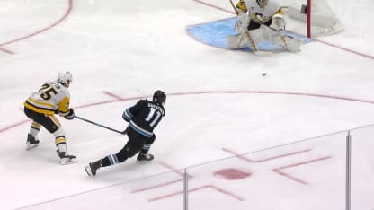 PIT@UTA: Guenther scores goal against Stuart Skinner