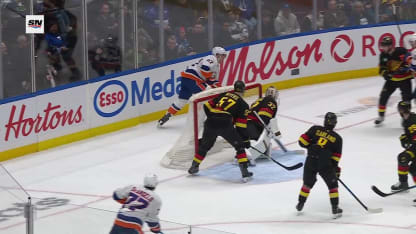 NYI@VAN: DeAngelo scores goal against Kevin Lankinen