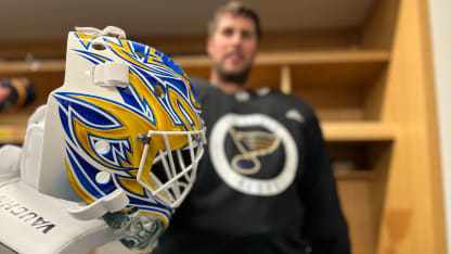 greiss_holds_mask_16x9