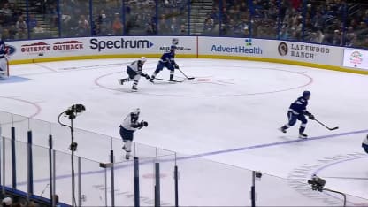 James bat Hellebuyck entre les jambières