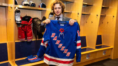 Panarin_holds_up_Rangers_jersey2