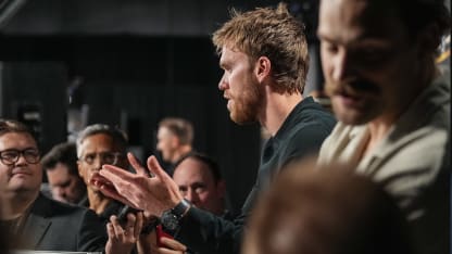 Mcdavid and Skinner at the NHL Awards talking