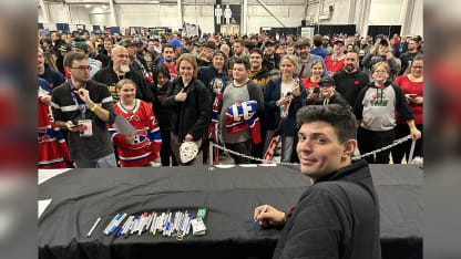 Carey Price se prépare à rencontrer des centaines de partisans qui font la queue pour obtenir son autographe au cours d’une apparition à l’Exposition de cartes sportives de Toronto le 11 novembre 2023.