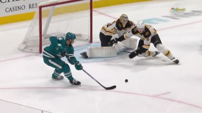 Carlsson brise l'égalité tard en 3e période