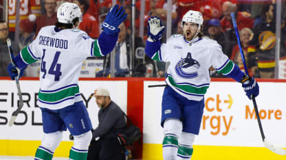 Canucks ganan en penales