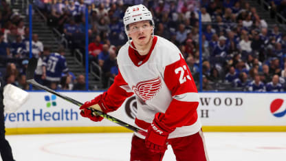 NHLsv möter Detroit Red Wings Lucas Raymond inför 2023-24