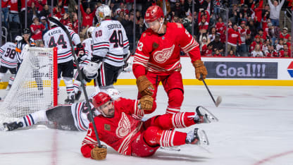 Larkin taps the rebound home in 1st