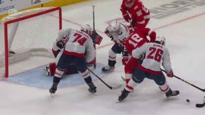 DeBrincat réduit l'écart avec le gardien au banc