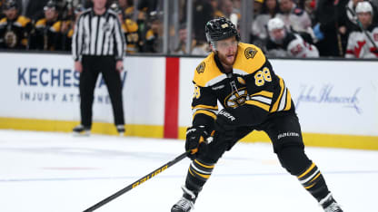 Boston Bruins upravují logo