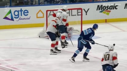 Hagel fait dévier et ouvre la marque