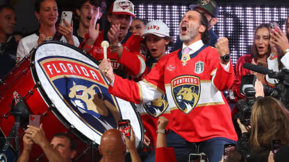 Roberto Luongo frappe le tambour