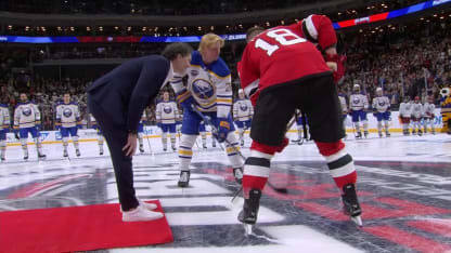 Jaromir Jagr drops ceremonial puck in Czechia